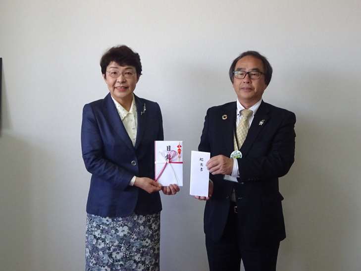 JAバンク補助教材を寄贈いただく武田教育長