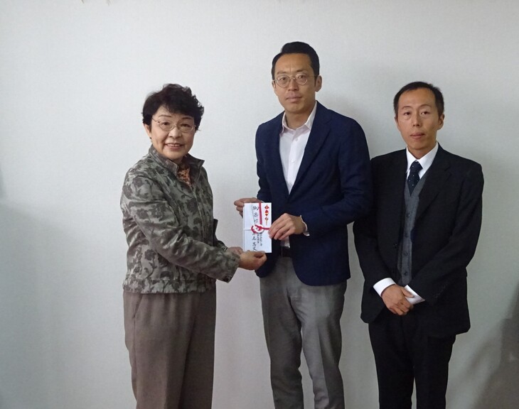 学校図書購入費を寄付いただく武田教育長