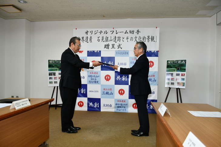 切手フレームを受け取る副市長