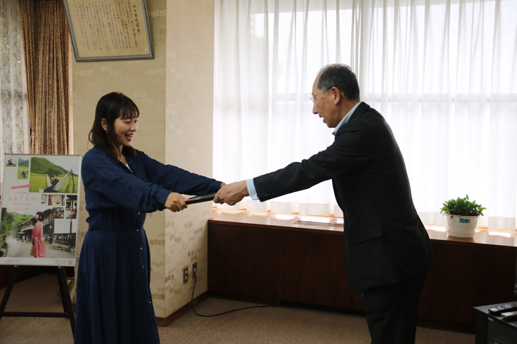 委嘱状を市長から受け取る近藤夏子さん