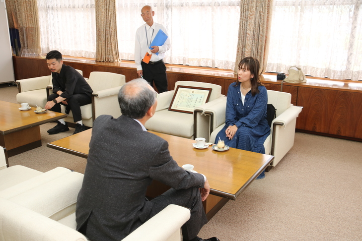 会談する市長と近藤夏子さん