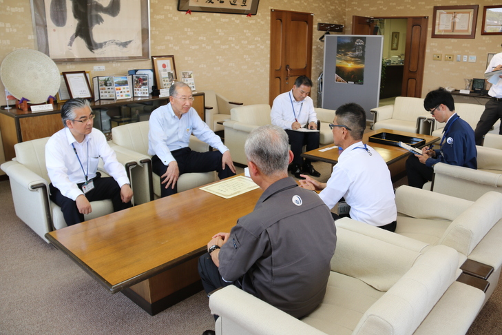 市長と意見交換する笠井台長