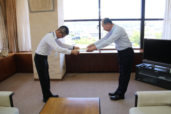 感謝状を受け取る市長