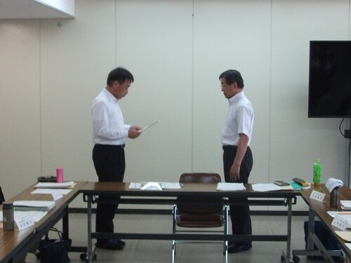 諮問書を渡す様子