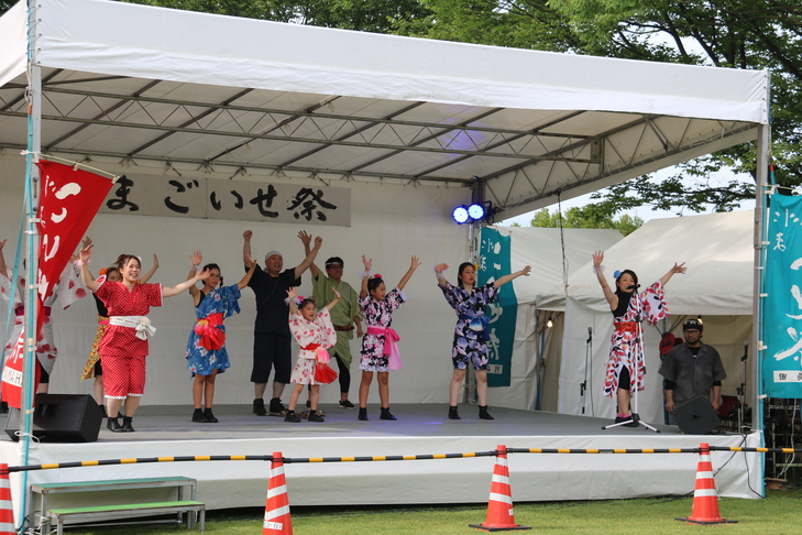 ステージで踊る参加者