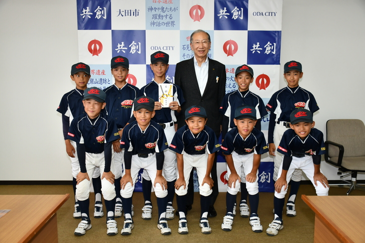 市長とベースボールチーム集合写真