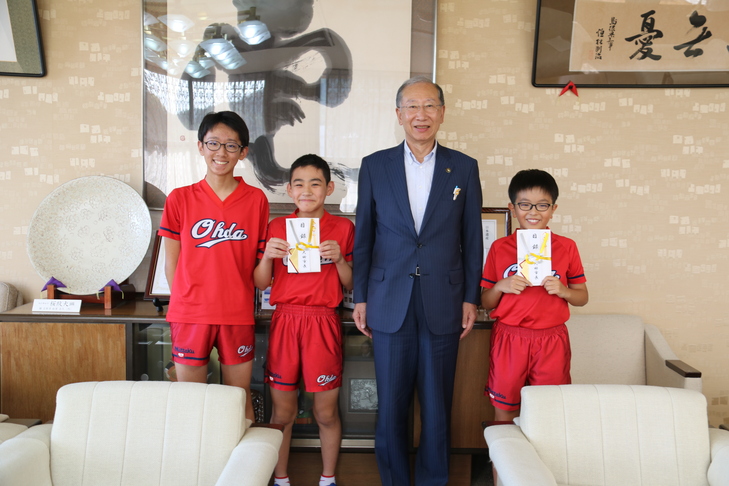 ３人の選手と市長