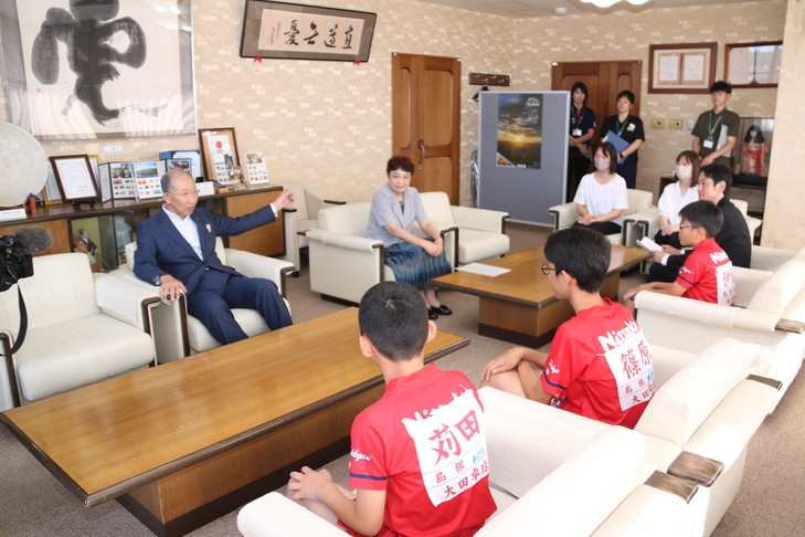選手に質問する市長