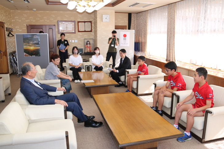 市長と歓談する選手の皆さん