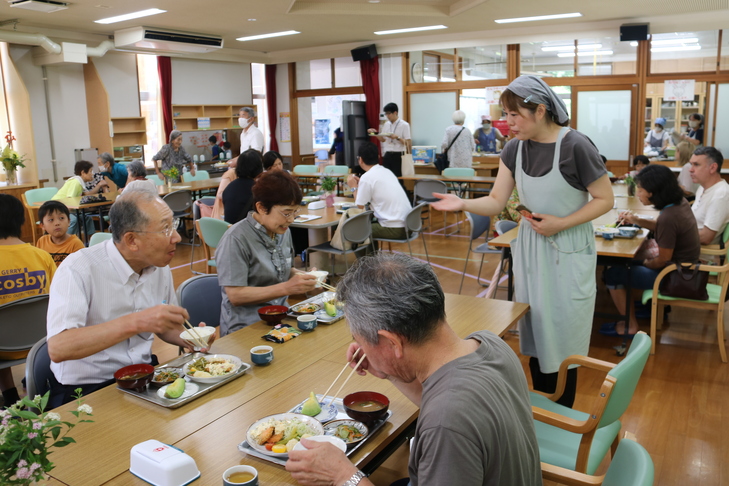 食事をとる市長