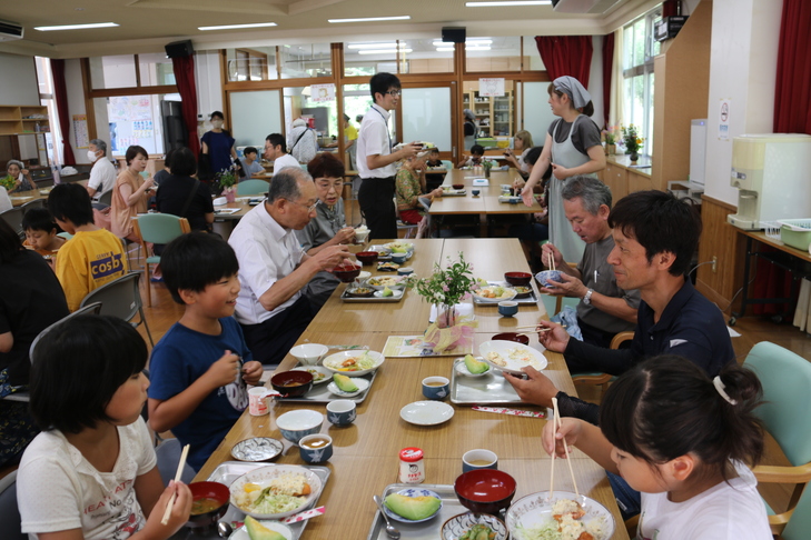 皆さんと食事を楽しむ市長