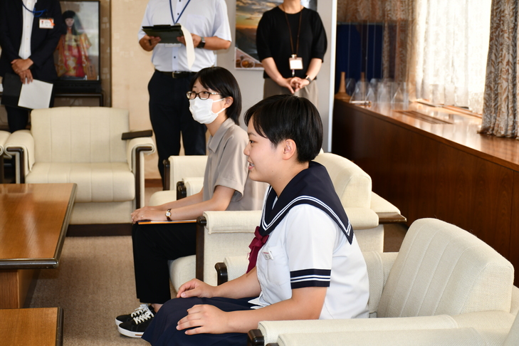 談笑シーン（横から）