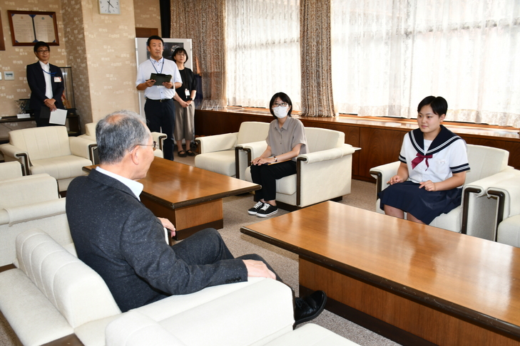 市長と談笑する川上さん
