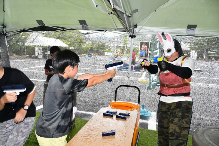 ウォーターサバゲ―で戦う子どもたち