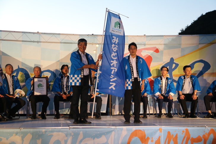 のぼりを受け取る小林議員