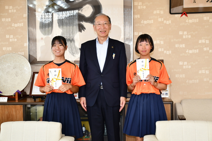 出場者２人と市長の集合写真