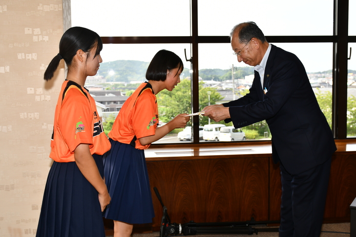 激励金を受け取る竹下さん