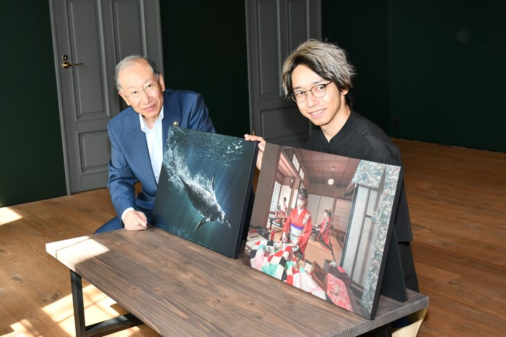 受賞作品を紹介する宮脇さん