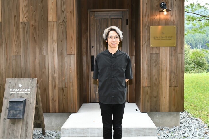 スタジオ玄関前に立つ宮脇さん