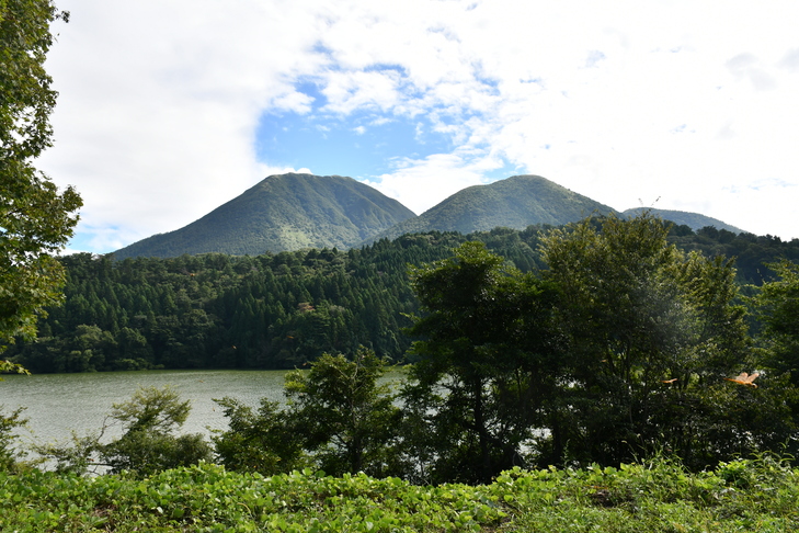 三瓶山と浮布池