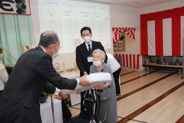 記念品を受け取る藤田さん