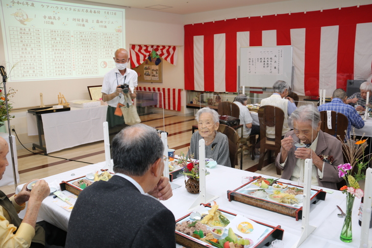 市長と食事を楽しむ藤田さん