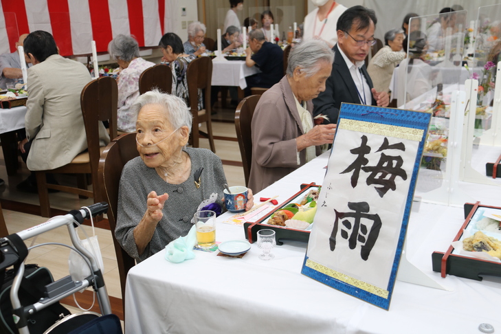 職員と話す藤田さん