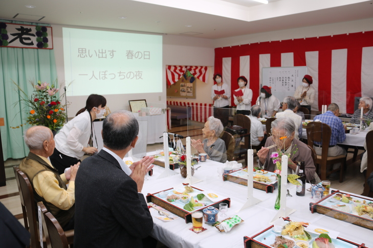 歌を披露する職員