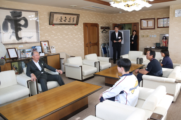 大國さんと歓談する市長