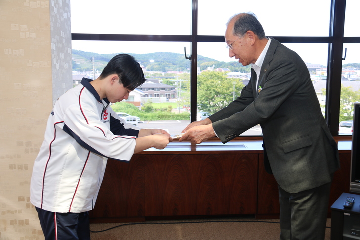 激励金を受け取る大國さん