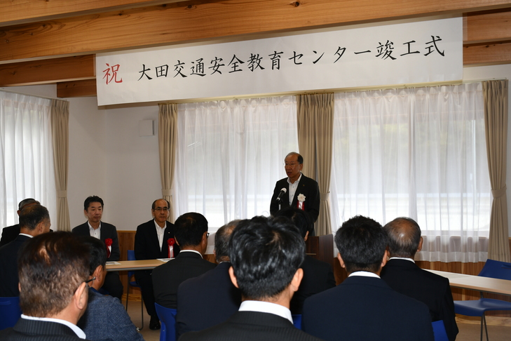 式辞を述べる市長
