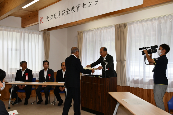 感謝状を受け取る西部測量設計様
