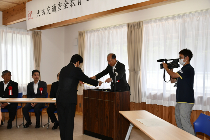 感謝状を受け取る渡邊建築工房様