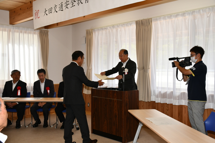 感謝状を受け取る中島工務店様