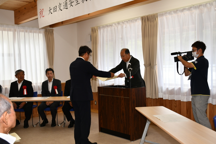 感謝状を受け取る内村電機工務店大田営業所様