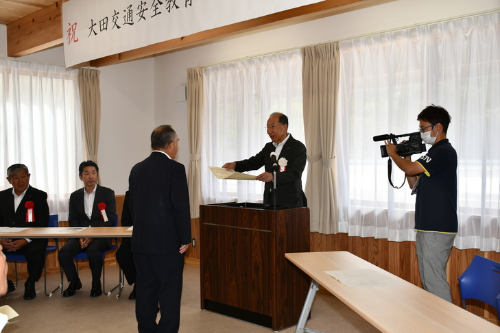 感謝状を受け取る佐藤水道様
