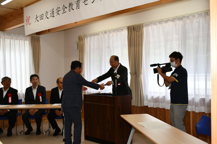 感謝状を受け取る石見銀山建設