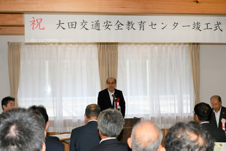 祝辞を述べる島懸念交通安全協会の大谷会長