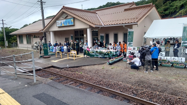 瑞風を出迎える関係者たち