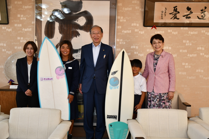 教育長とお母さんを入れた集合写真