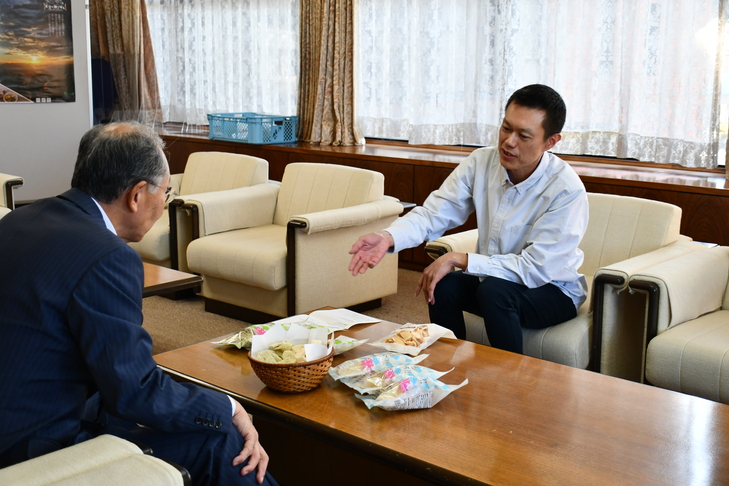 商品を紹介する土江さん