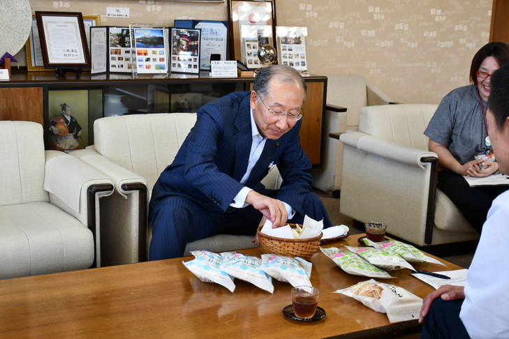 商品を手に取る市長