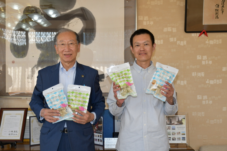 商品を手に取る市長と土江さん