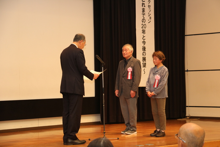 感謝状を受け取る受入農家さん