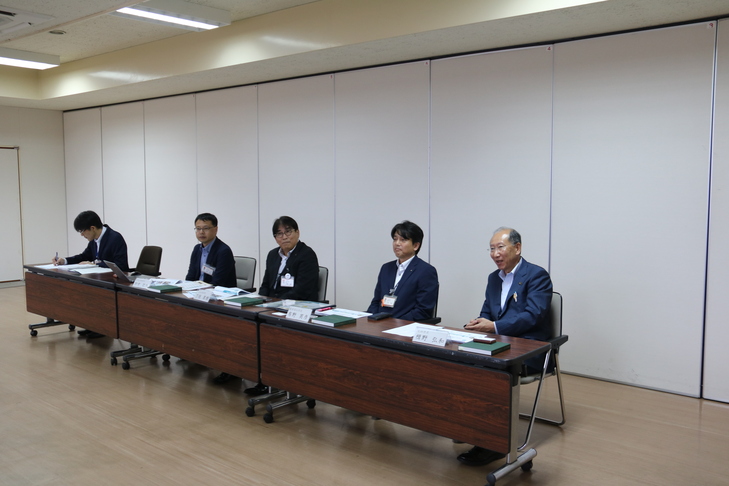 意見交換する市役所関係者