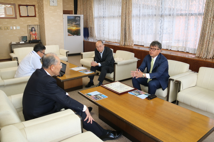 説明する小川代表