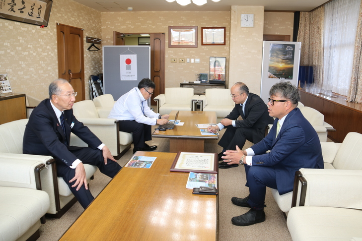会談する関係者