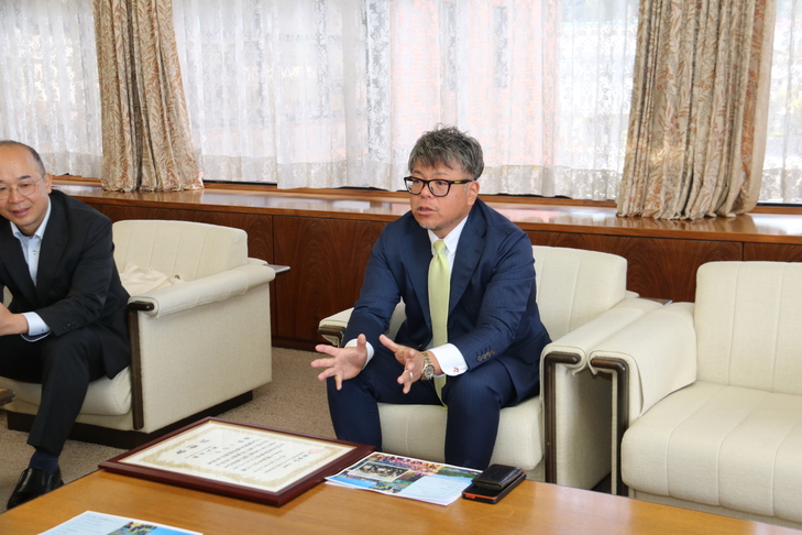 説明する小川代表