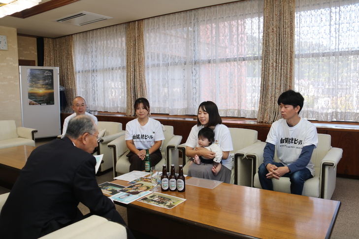 ビールを説明する関係者