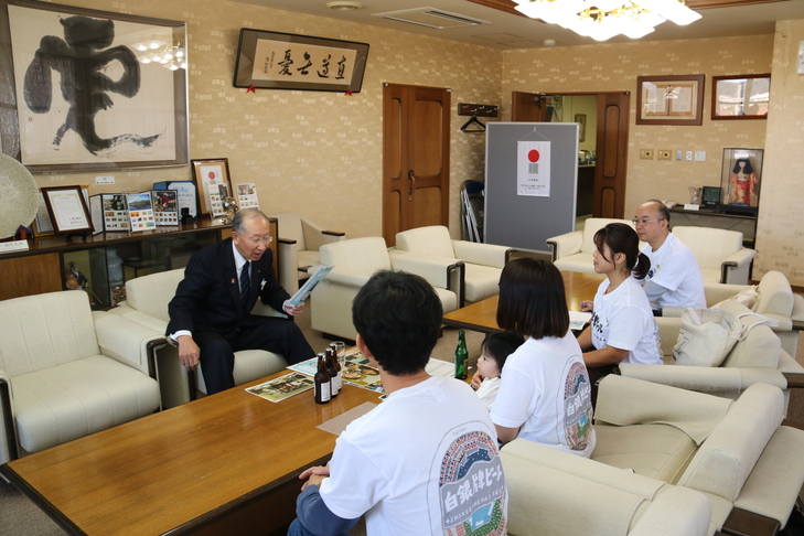 関係者の皆さんに話を聞く市長